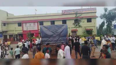 बेकाबू ट्रक ने होटल की चहारदीवारी किया ध्वस्त