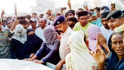 Gopalganj News : ठेकेदार की हत्या पर फूटा जनाक्रोश, सीवान-गोपालगंज हाइवे को किया जाम, झाड़ू लेकर पुलिस का किया घेराव