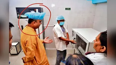 सर्जिकल हेड कवर की जगह स्वास्थ्य मंत्री को सदर अस्पताल में पहनाया गया शूज कवर