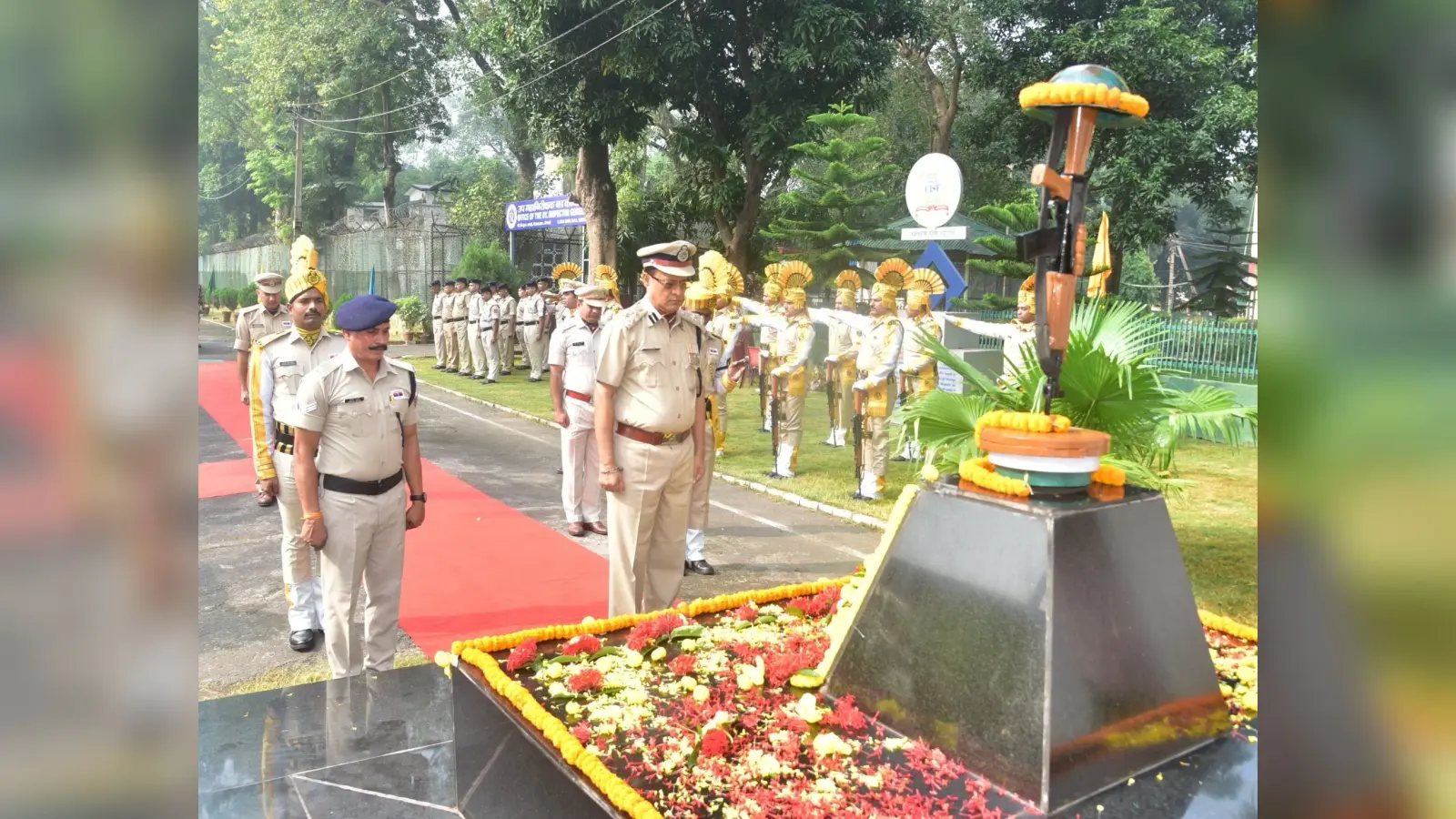 BOKARO NEWS : सीआइएसएफ डीआइजी व जवानों ने शहीदों को दी श्रद्धांजलि