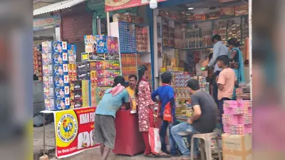 Samastipur News: सघन आबादी में बिना लाइसेंस संचालित हो रही पटाखे की दुकान