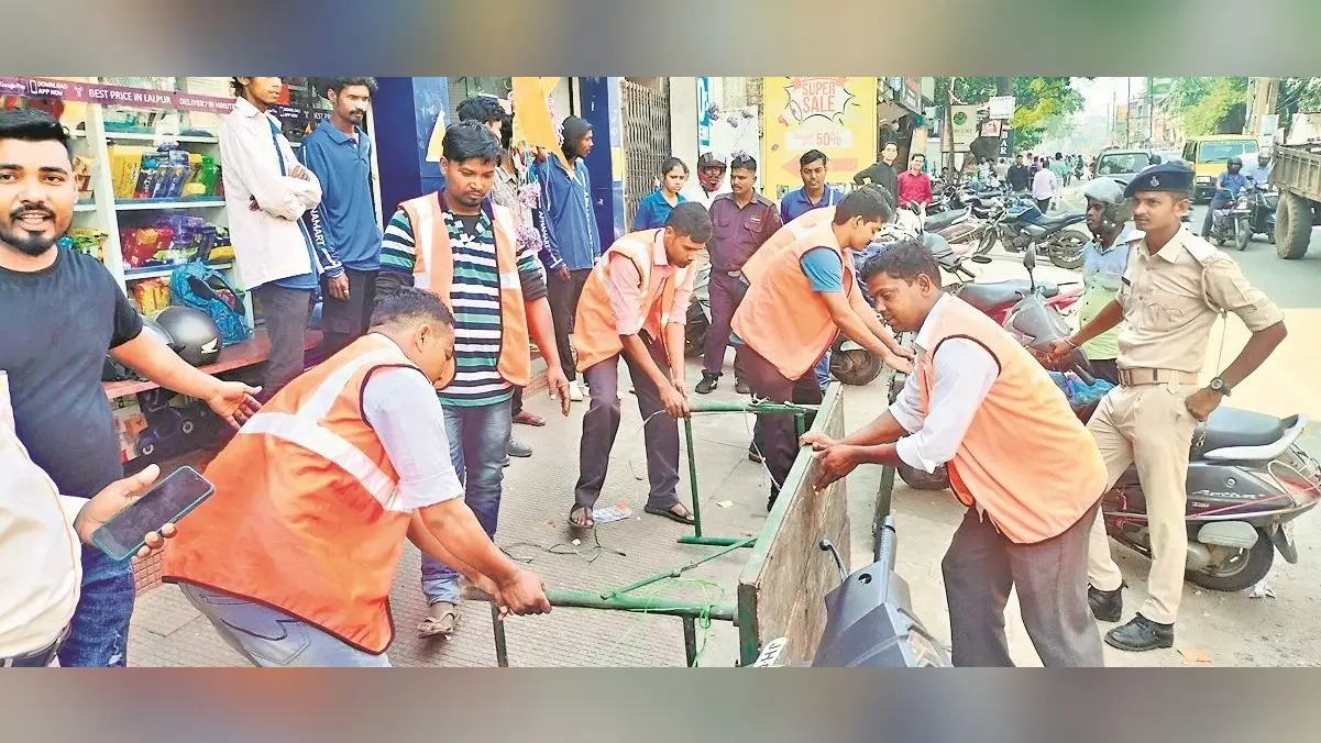 Ranchi News: लालपुर-कोकर रोड से हटाया गया अतिक्रमण