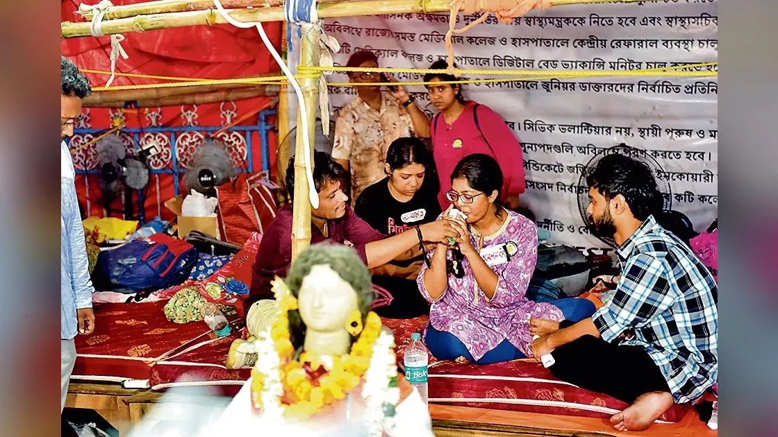 सीएम के साथ बैठक के बाद जूनियर डॉक्टरों ने खत्म किया अनशन, हड़ताल भी ली वापस