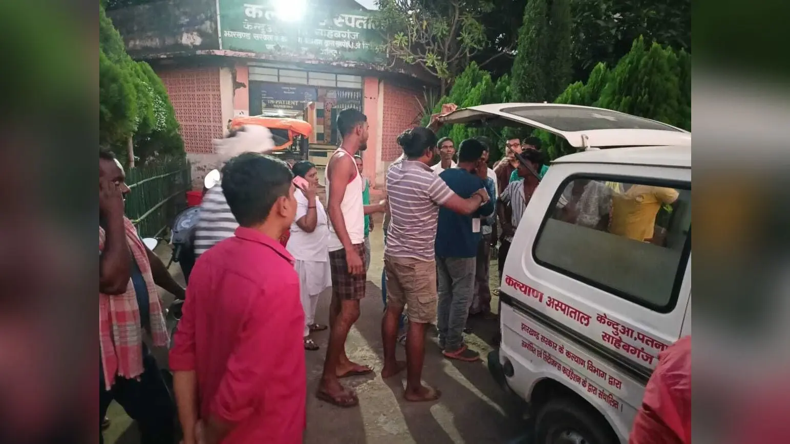 बाइक व स्कूटी में टक्कर, महिला समेत दो घायल