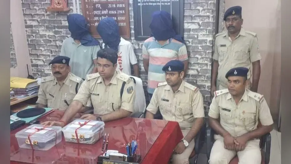 Jamshedpur News : मोबाइल में गेम खेल हारा ₹2.50 लाख, तो शोरूम की तीन बाइक बेच किया राशि गबन, ऐसे खुला राज