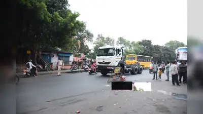 Jamshedpur News : भुइयांडीह में विवाद होने पर बसकर्मी ने युवक को धकेला, ट्रेलर से कुचलकर मौत