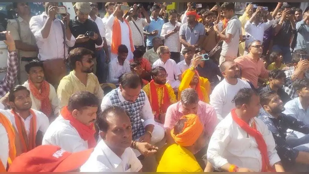 प्रशासन के द्वारा काफिले को आगे बढ़ा देने पर भड़के केंद्रीय मंत्री, गांधी चौक पर सड़क पर बैठे कार्यकर्ता पढ़ने लगे हनुमान चालीसा