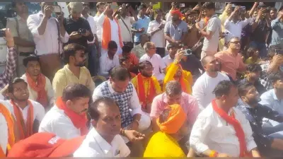 प्रशासन के द्वारा काफिले को आगे बढ़ा देने पर भड़के केंद्रीय मंत्री, गांधी चौक पर सड़क पर बैठे कार्यकर्ता पढ़ने लगे हनुमान चालीसा