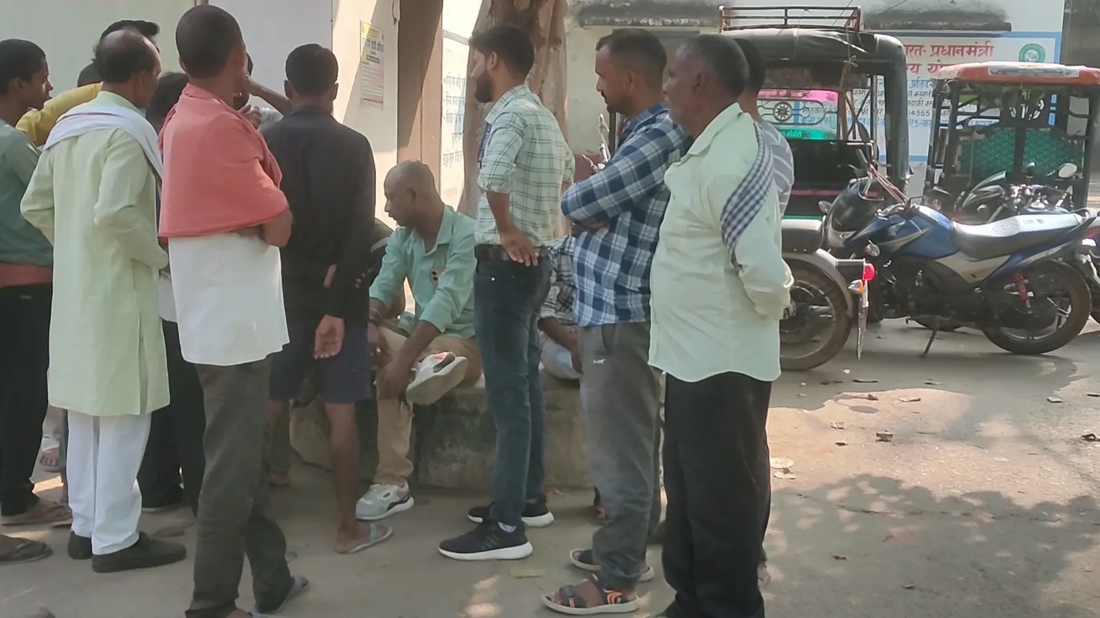 वाहन के धक्के से बाइक सवार युवक की हुई मौत, एक घायल पटना रेफर