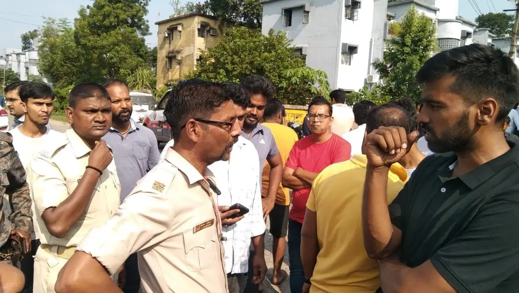 BOKARO NEWS : बोकारो में स्कूल वाहन ने दो युवकों को रौंदा, एक की मौत, आक्रोशित लोगों ने की गाड़ी में तोड़फोड़