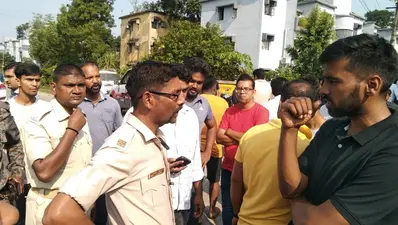 BOKARO NEWS : बोकारो में स्कूल वाहन ने दो युवकों को रौंदा, एक की मौत, आक्रोशित लोगों ने की गाड़ी में तोड़फोड़