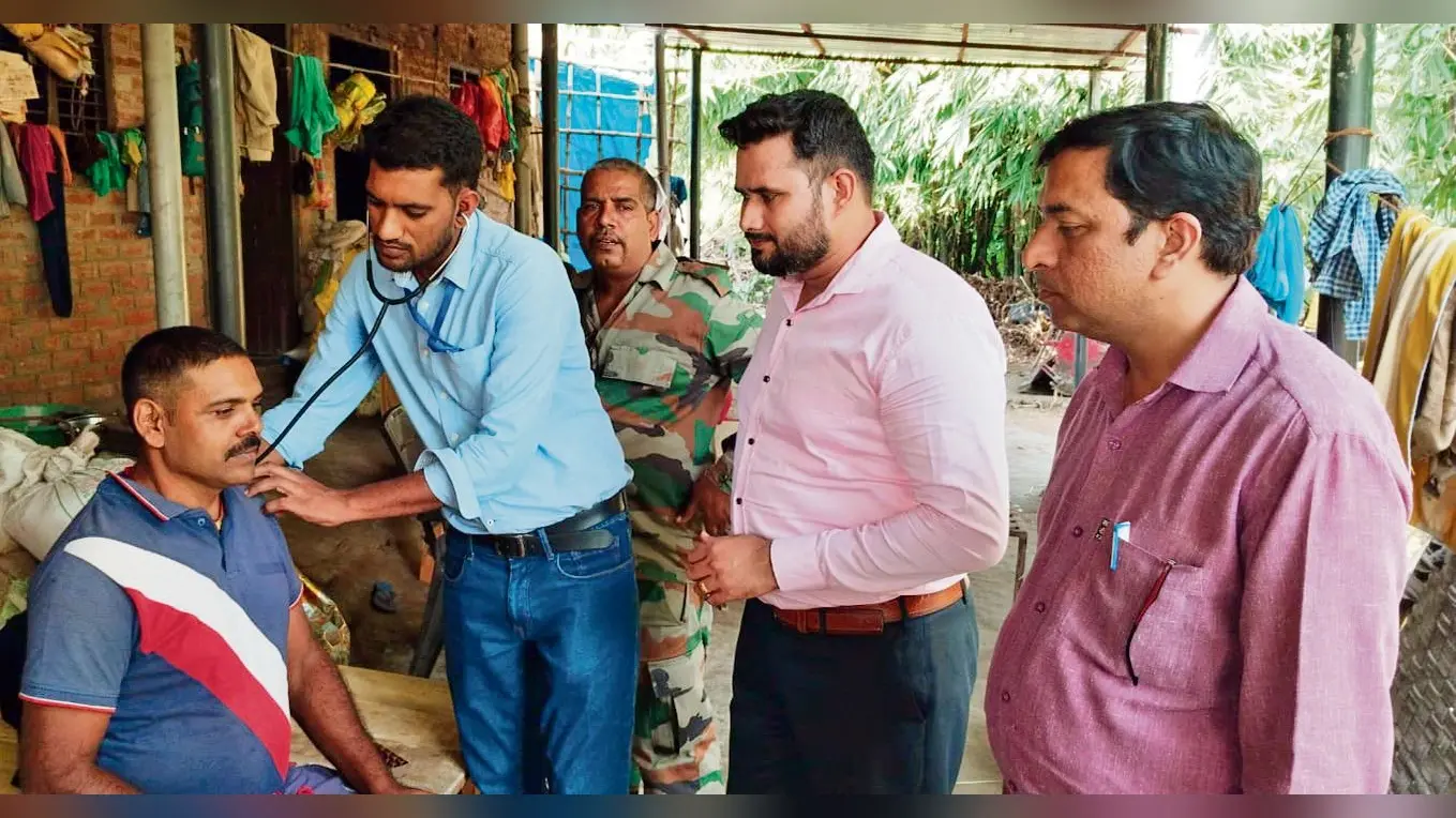 Gopalganj News : बनकटिया पंचायत में पहुंची मेडिकल टीम, मरीजों की स्थिति की जांच की