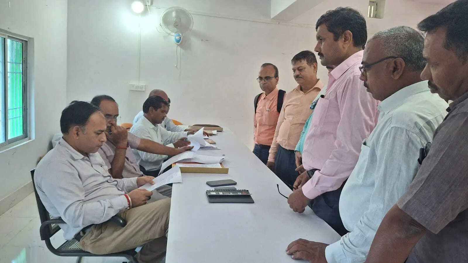 शिक्षकों के साथ मारपीट की घटना को लेकर बीडीओ को सौंपा आवेदन