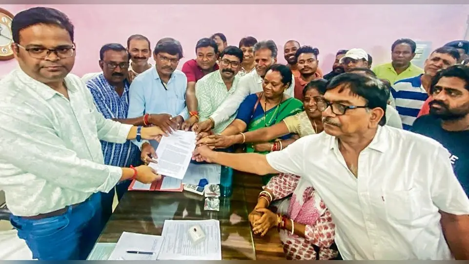 Rourkela News: एनएच विभाग के फरमान का विरोध, बंडामुंडा के दुकानदारों व मकान मालिकों ने किया प्रदर्शन