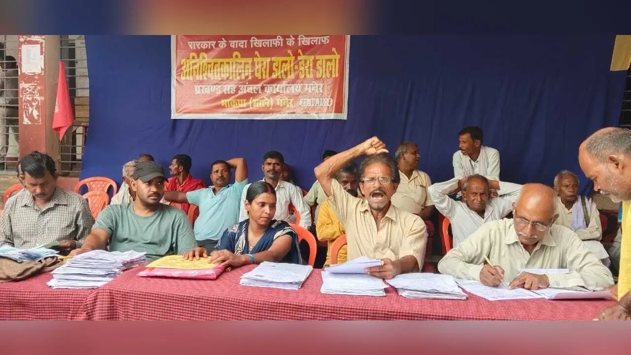 मनेर में माले नेताओं ने दिया धरना