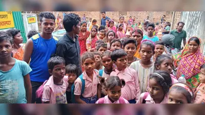 Dhanbad News: मध्याह्न भोजन में मिला कीड़ा, ग्रामीणों ने स्कूल में किया हंगामा, एचएम को घेरा
