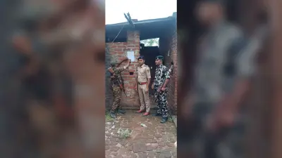 हत्याकांड में फरार अभियुक्त के घर चिपका इश्तेहार