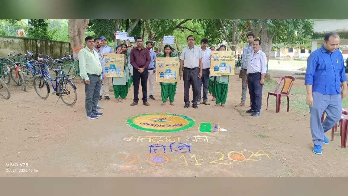 Giridih News:रंगोली बनाकर छात्राओं ने मतदान के प्रति किया जागरूक