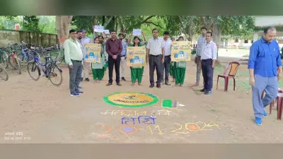 Giridih News:रंगोली बनाकर छात्राओं ने मतदान के प्रति किया जागरूक