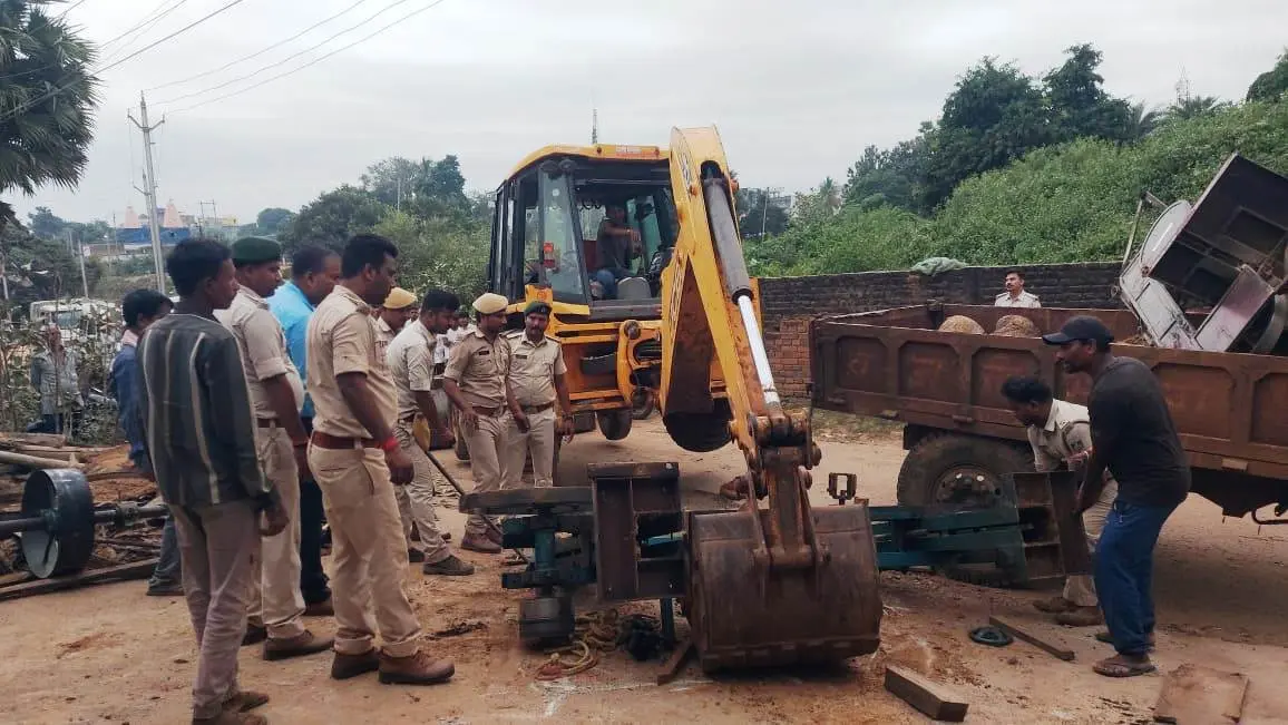 भारी मात्रा में लकड़ी व आरा मशीन जब्त