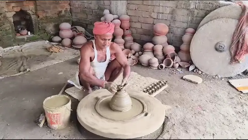 दीपावली में मिट्टी के दीपक की चमक से खिल गये कुम्हार