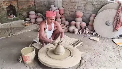 दीपावली में मिट्टी के दीपक की चमक से खिल गये कुम्हार