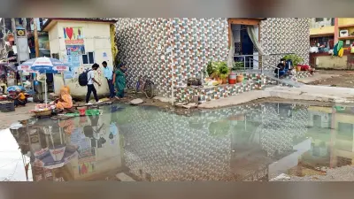saran news. रेलवे व नगर निगम की लड़ाई में जंक्शन के प्रवेश द्वार पर बह रहा नाले का पानी