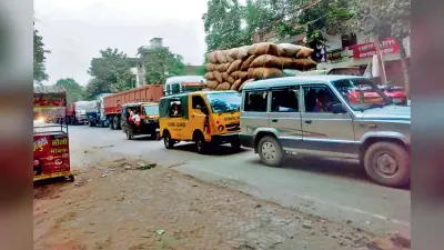 गोलंबर टर्निंग प्वाइंट पर सुबह से ही लगा जाम