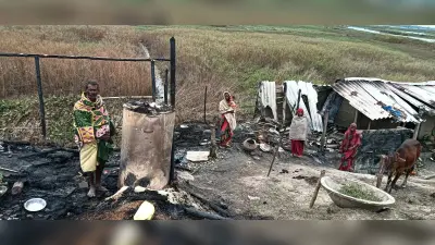 कमला बलान के बांध पर शरण ले रखे पीड़ितों पर पानी के बाद आग का कहर
