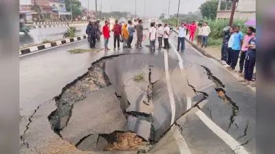 DHANBAD NEWS : उद्घाटन के 21 दिनों बाद ही धंस गयी 461.90 करोड़ की आठ लेन सड़क