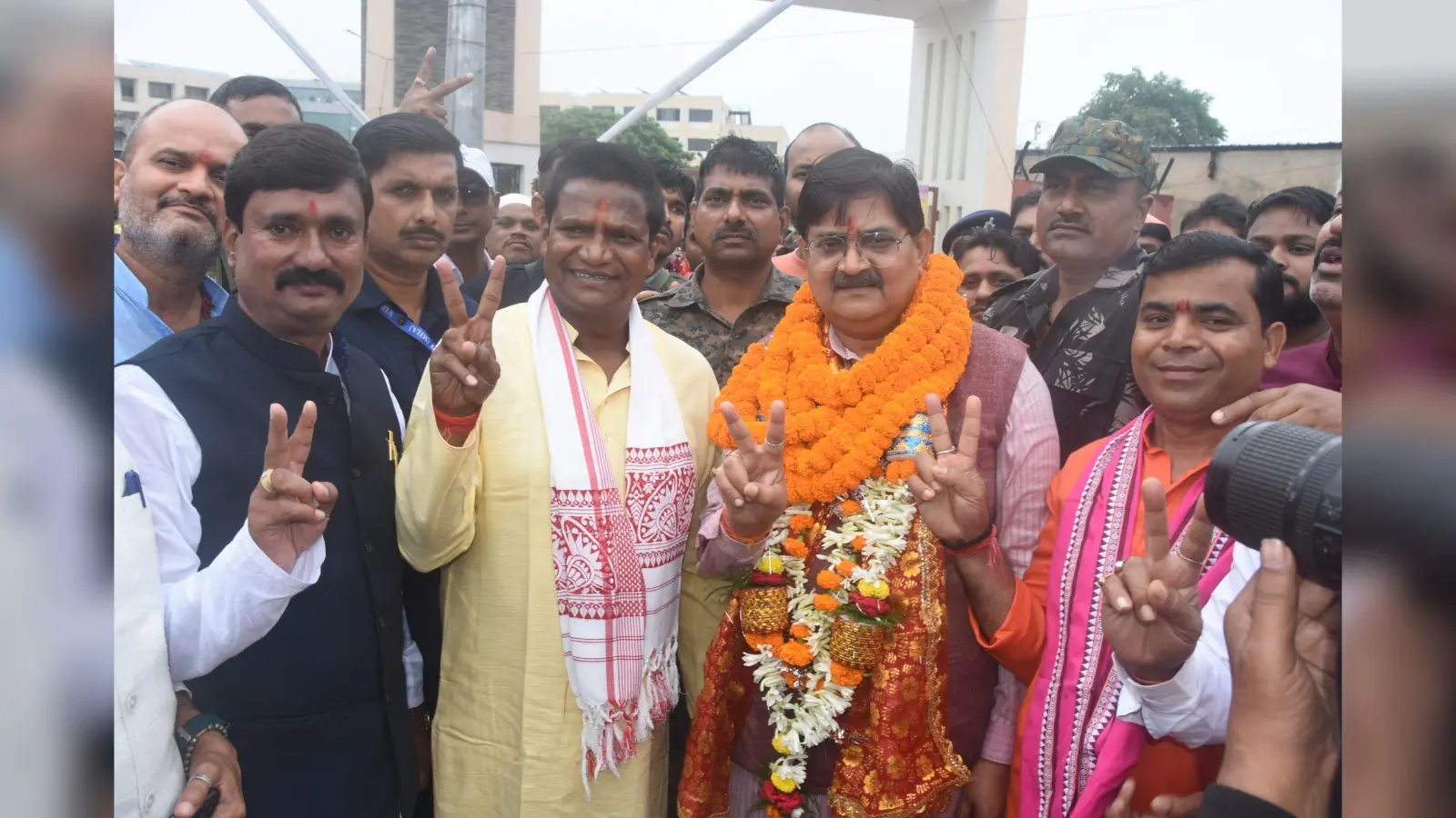 DHANBAD NEWS : राज सिन्हा, तारा देवी ने विस चुनाव के लिए किया नामांकन