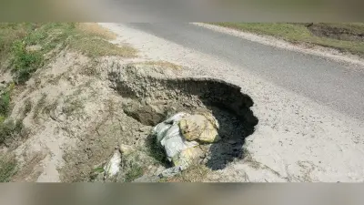 सड़क में बना है रेनकट, दुर्घटना की बनी रहती है आशंका