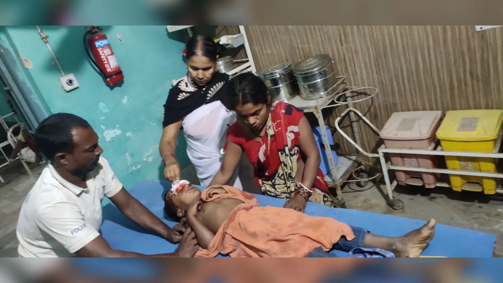 कुत्ता काटने से बच्चे की स्थिति गंभीर, रेफर