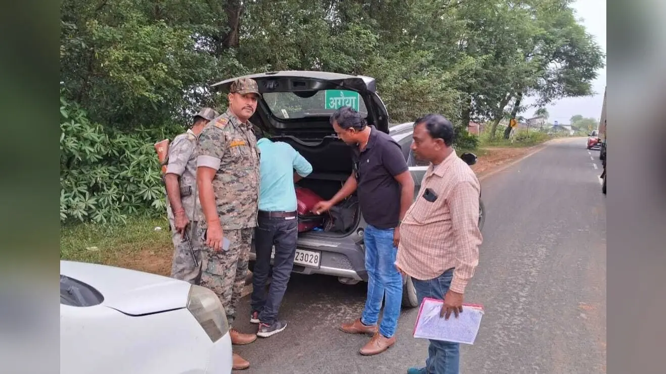 अगैया चेकनाका पर वाहनों की हुई जांच
