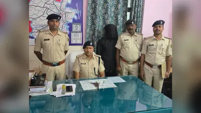 लोडेड देसी कट्टा के साथ एक वारंटी गिरफ्तार
