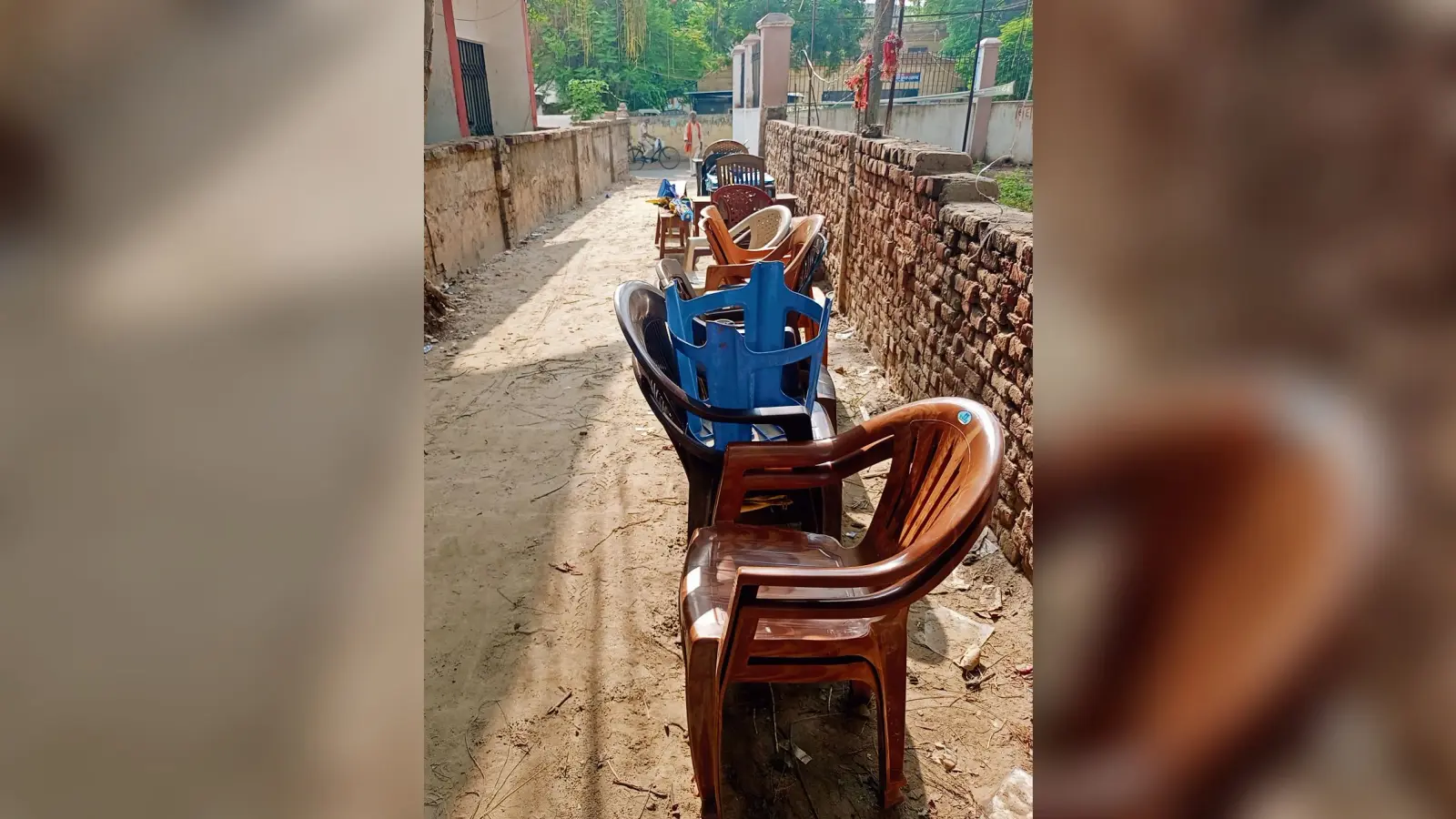 गली के अतिक्रमण से लोगों को आने-जाने में हो रही है परेशानी