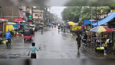 Giridih News: रिमझिम बारिश से जनजीवन अस्त-व्यस्त, ठंड का एहसास