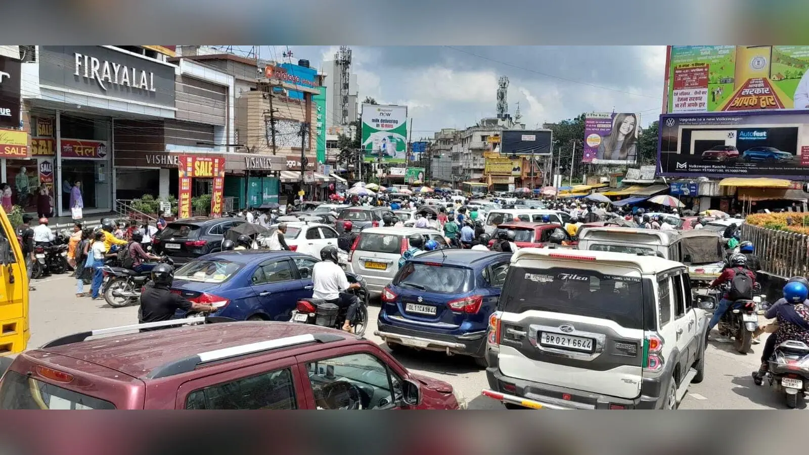 Ranchi News : शहर में जाम में फंसे रहे वाहन