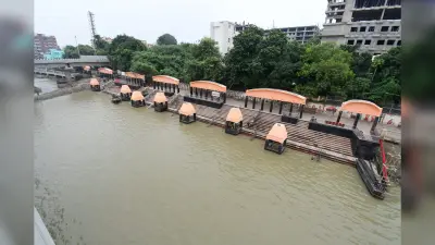 कृष्णा घाट से निकाली जा रही गाद, गंदे पानी से भी छठ व्रतियाें को होगी परेशानी