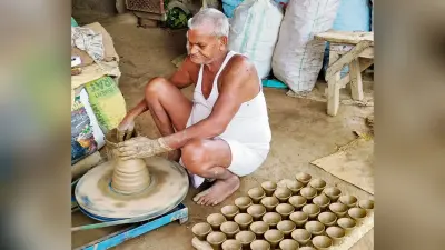 Chhapra News : दीपावली की तैयारियां जोरों पर, दीये बनाने में जुटे कुम्हार