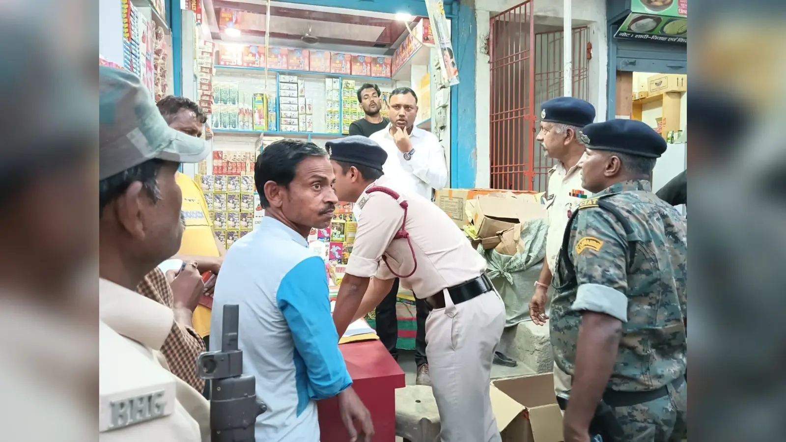 Samastipur News: पटाखों दुकानों पर छापेमारी, एसडीओ ने शुरू की कार्रवाई