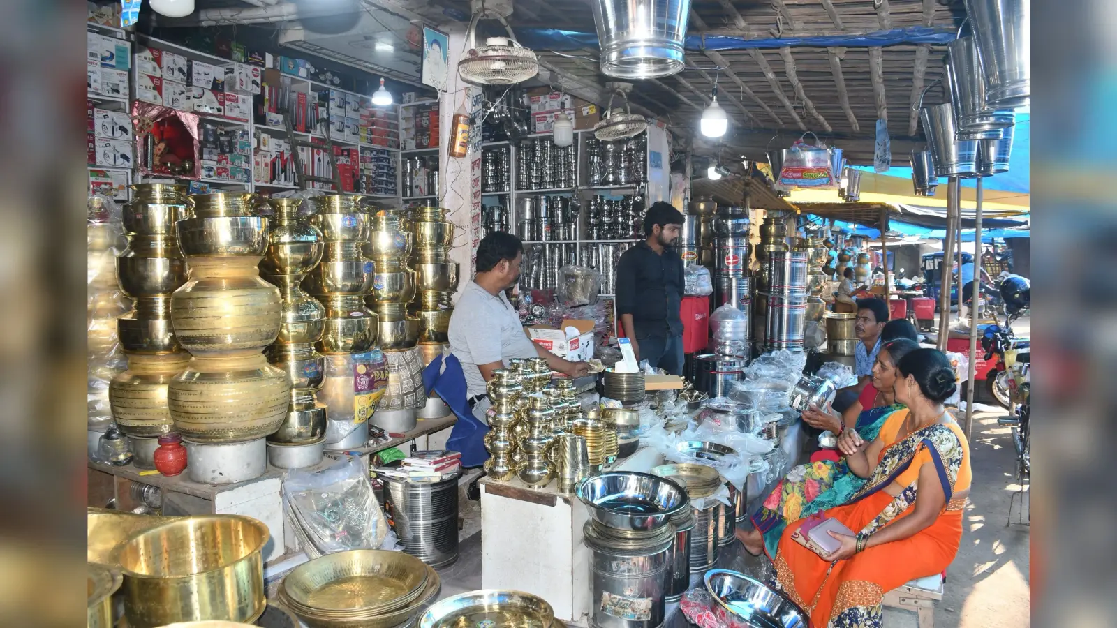 BOKARO NEWS: धनतेरस के लिए सज गया बर्तनों का बाजार, अच्छे कारोबार की उम्मीद