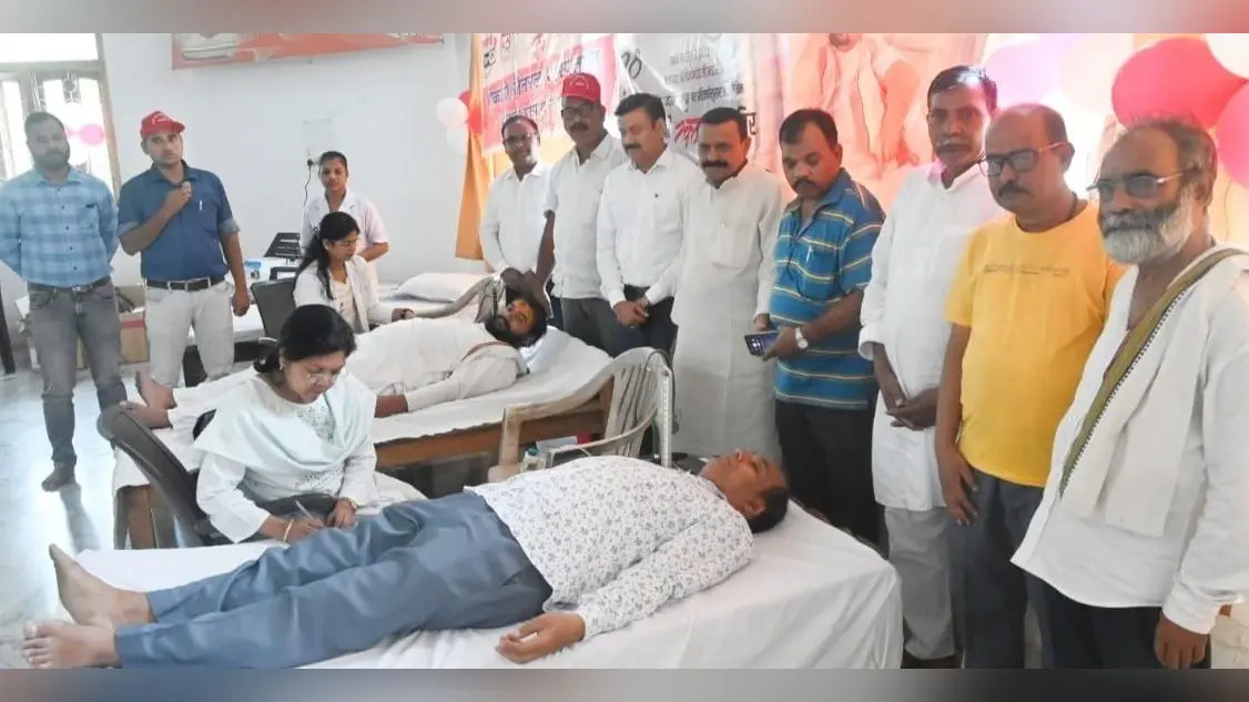BOKARO NEWS: एक यूनिट रक्त से बचायी जा सकती है तीन लोगों की जान : डॉ श्रवण कुमार