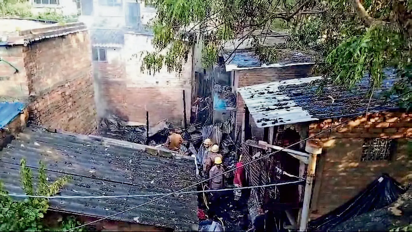 चार्ज करते वक्त स्कूटी की बैटरी में विस्फोट, कमरे में लगी आग