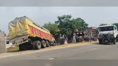 ट्रेलर और ट्रक में टक्कर, चालक घायल