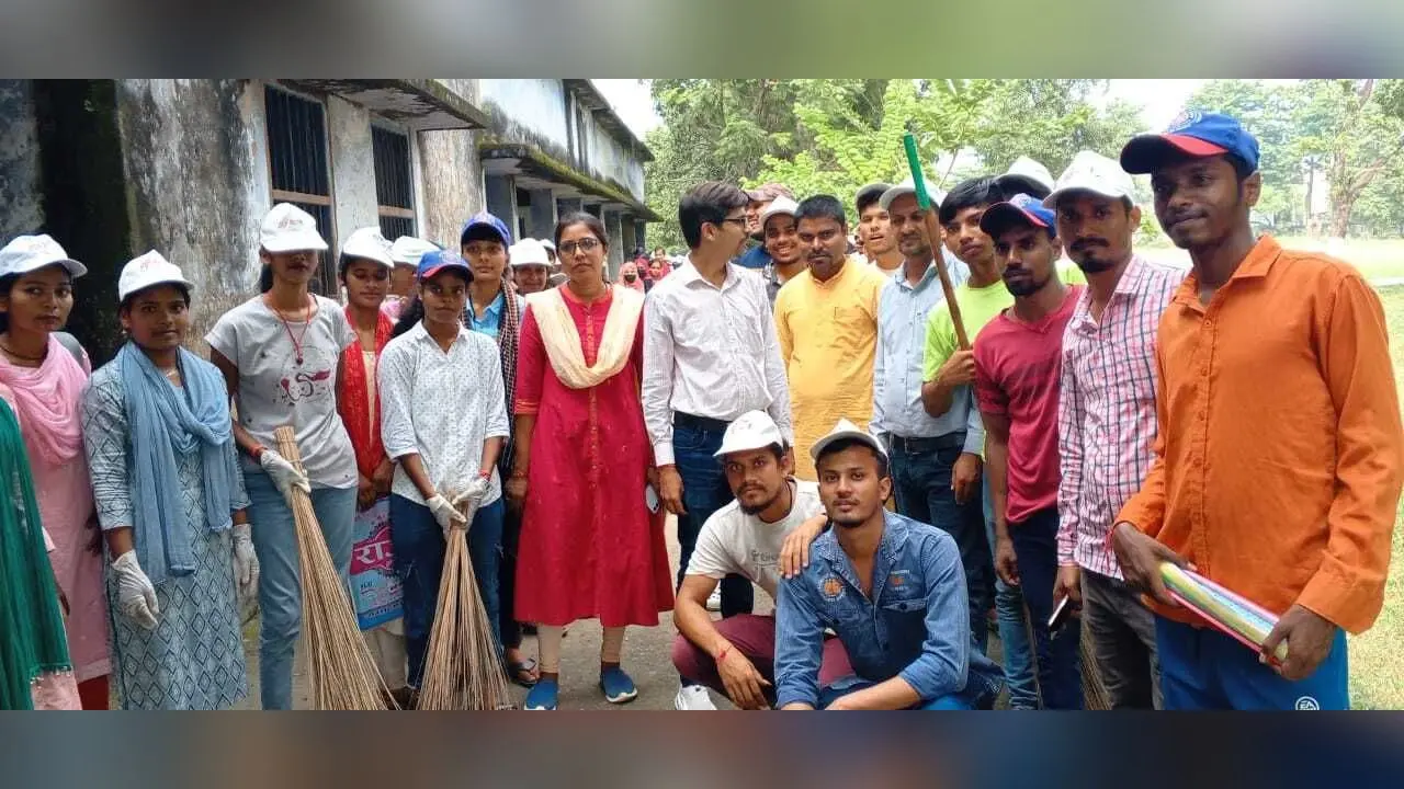 महाविद्यालय के आसपास के क्षेत्र में चलाया गया साफ सफाई अभियान