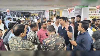 Giridih News: शोरूम में कर्मी की मौत, शव रख परिजनों ने किया प्रदर्शन