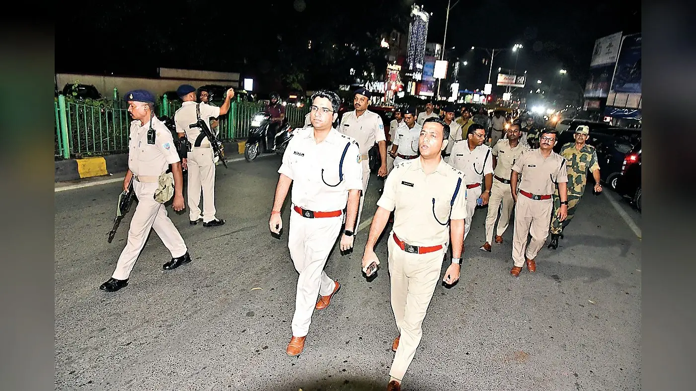 Jamshedpur News : एसएसपी व सिटी एसपी ने बिष्टुपुर में किया फ्लैग मार्च