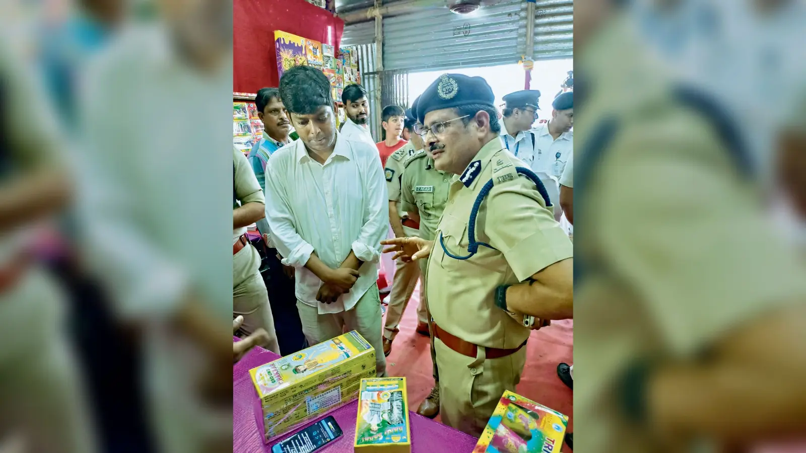 शहीद मीनार स्थित बाजी बाजार पहुंचे पुलिस आयुक्त दुकानदारों से ग्रीन पटाखों के बारे में ली जानकारी