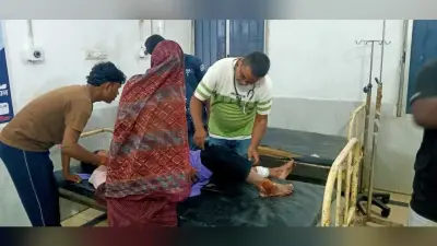 बाइक व ई-रिक्शा की टक्कर में तीन व्यक्ति जख्मी, बेहतर इलाज के लिए दो रेफर